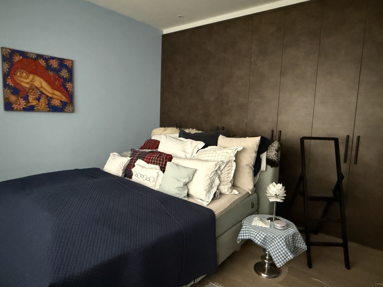 Main bedroom, bed and wardrobe wall